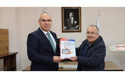 GİRESUN GAZETECİLER DERNEĞİ’Nİ ZİYARET EDEN VALİ MUSTAFA KOÇ’A BEKİR BAYRAM TARAFINDAN “TÜRK MEDYASINDA HABER TAKİBİ” KONULU KİTAP TAKDİM EDİLDİ.