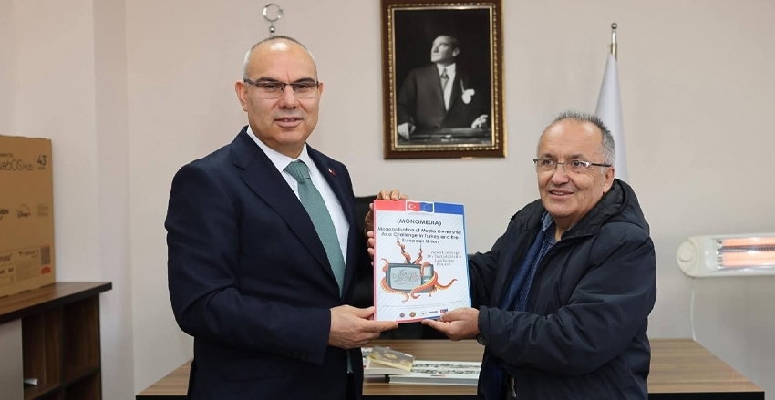 GİRESUN GAZETECİLER DERNEĞİ’Nİ ZİYARET EDEN VALİ MUSTAFA KOÇ’A BEKİR BAYRAM TARAFINDAN “TÜRK MEDYASINDA HABER TAKİBİ” KONULU KİTAP TAKDİM EDİLDİ.